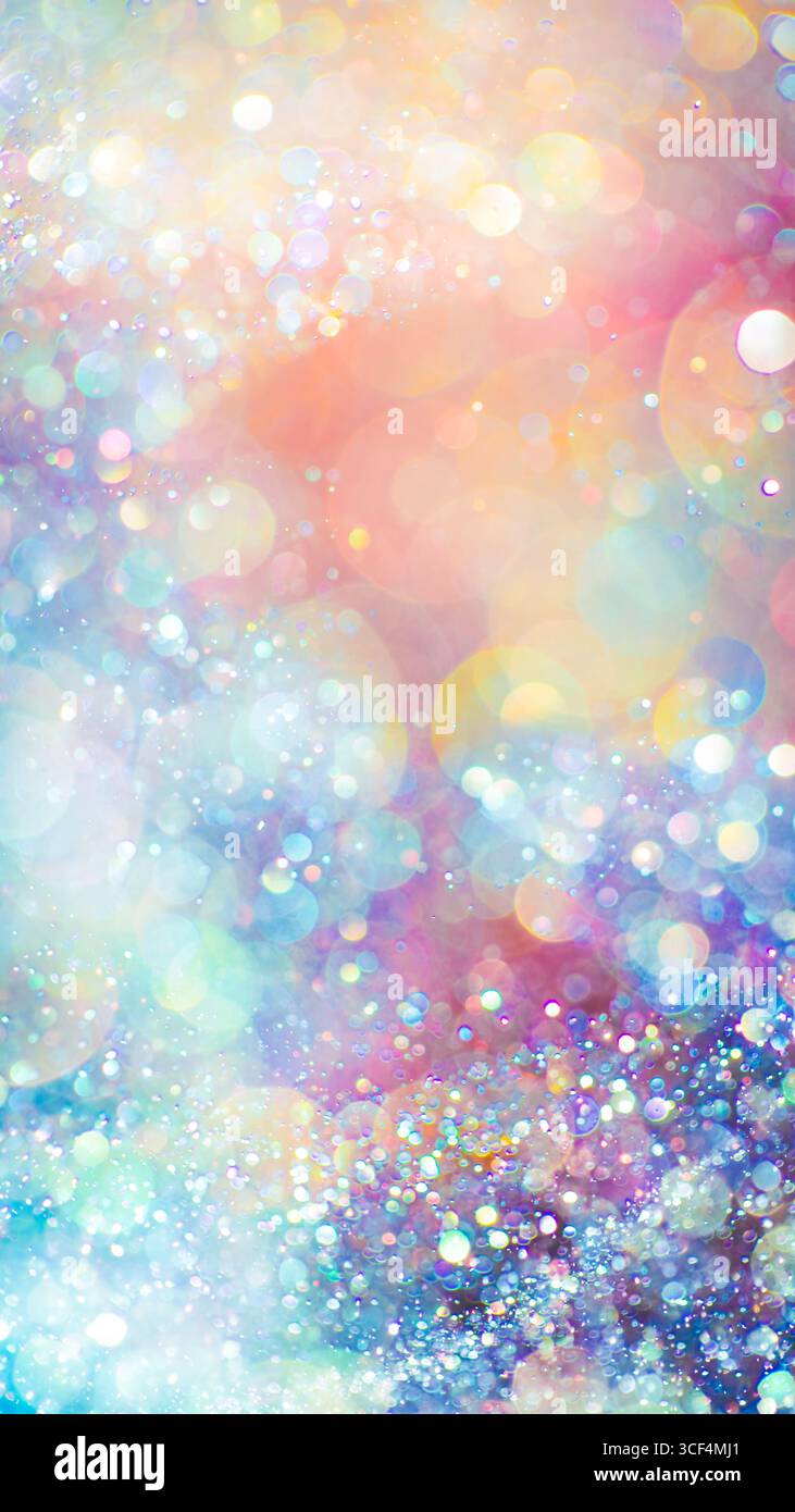 Der Regenbogen mit funkelndem Glitzer sorgt für ein mystisches und lebendiges Farbspektrum. Traumhafte oder magisch schimmernde Partikel, die in einem Bokeh aus Lichtern leuchten. Et Stockfoto