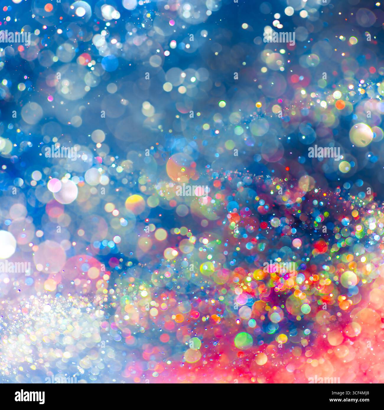 Der Regenbogen mit funkelndem Glitzer sorgt für ein mystisches und lebendiges Farbspektrum. Traumhafte oder magisch schimmernde Partikel, die in einem Bokeh aus Lichtern leuchten. Et Stockfoto