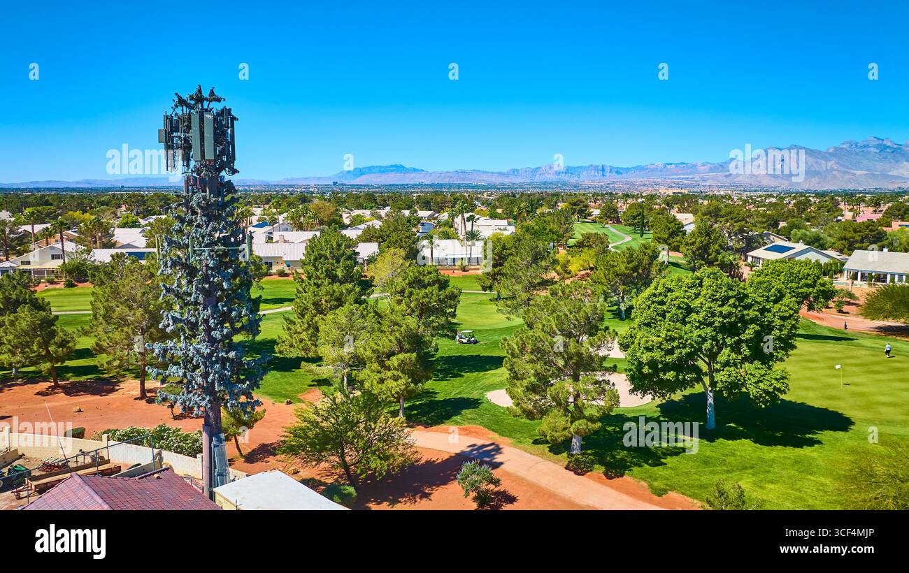 Aerial Cell Tower auf dem Golfplatz in Las Vegas Residential Community Stockfoto