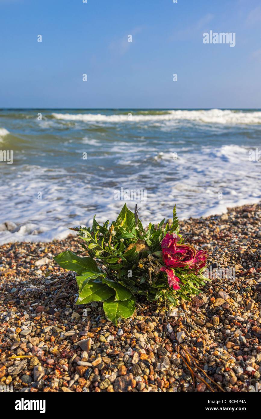 Blumenstrauß am Strand, Trauerblumen, Begräbnis auf See, Schönhagen, Schleswig-Holstein, Deutschland, Erinnerung, Trauersymbol Stockfoto