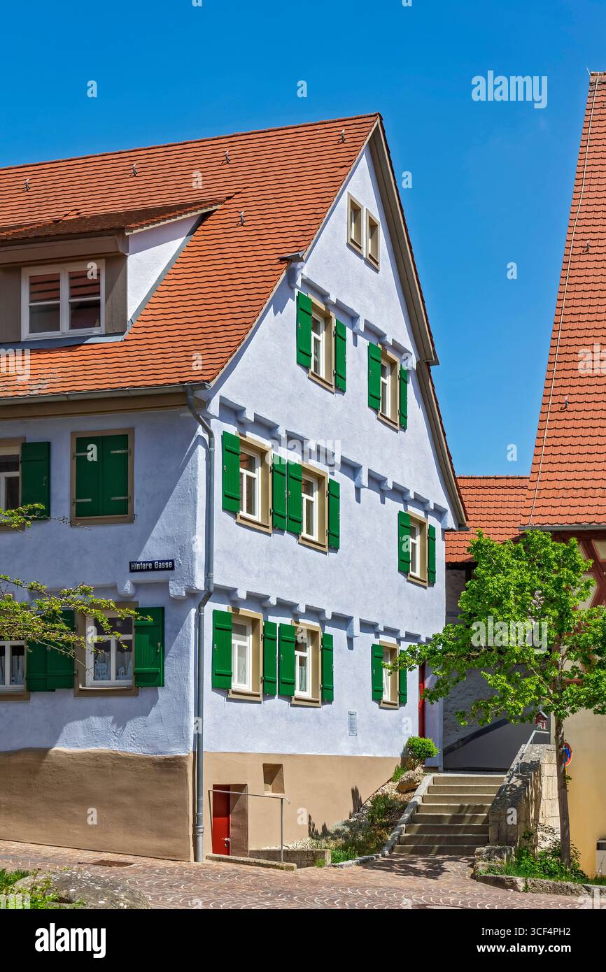 Das Haus an der Salzgasse 15 ist ein altes Münsingener Handwerks- und Bauernhaus. Das Haus wurde erstmals 1454 als „Haus und Innenhof an der Mauer vor der Zehntschäune“ erwähnt. Während des Stadtbrandes im September 1671 brannte das Haus zusammen mit dem Speicher und der Zehntschäune ab und wurde Ende des 17. Jahrhunderts wieder aufgebaut. Stockfoto