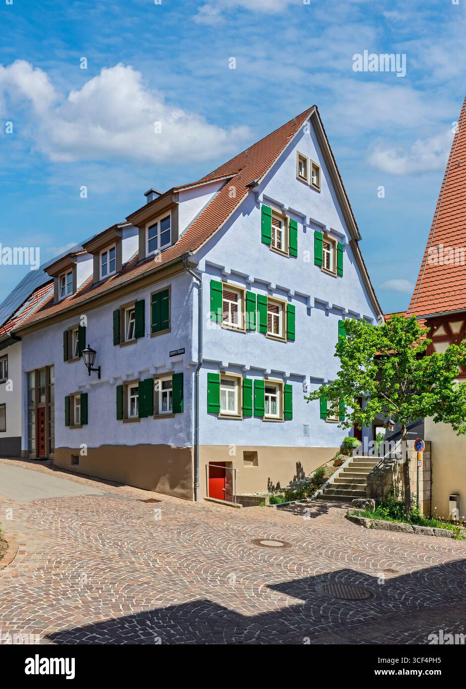 Das Haus an der Salzgasse 15 ist ein altes Münsingener Handwerks- und Bauernhaus. Das Haus wurde erstmals 1454 als „Haus und Innenhof an der Mauer vor der Zehntschäune“ erwähnt. Während des Stadtbrandes im September 1671 brannte das Haus zusammen mit dem Speicher und der Zehntschäune ab und wurde Ende des 17. Jahrhunderts wieder aufgebaut. Stockfoto
