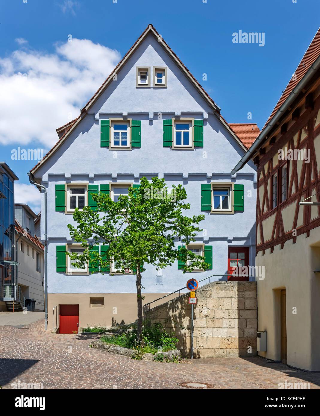 Das Haus an der Salzgasse 15 ist ein altes Münsingener Handwerks- und Bauernhaus. Das Haus wurde erstmals 1454 als „Haus und Innenhof an der Mauer vor der Zehntschäune“ erwähnt. Während des Stadtbrandes im September 1671 brannte das Haus zusammen mit dem Speicher und der Zehntschäune ab und wurde Ende des 17. Jahrhunderts wieder aufgebaut. Stockfoto