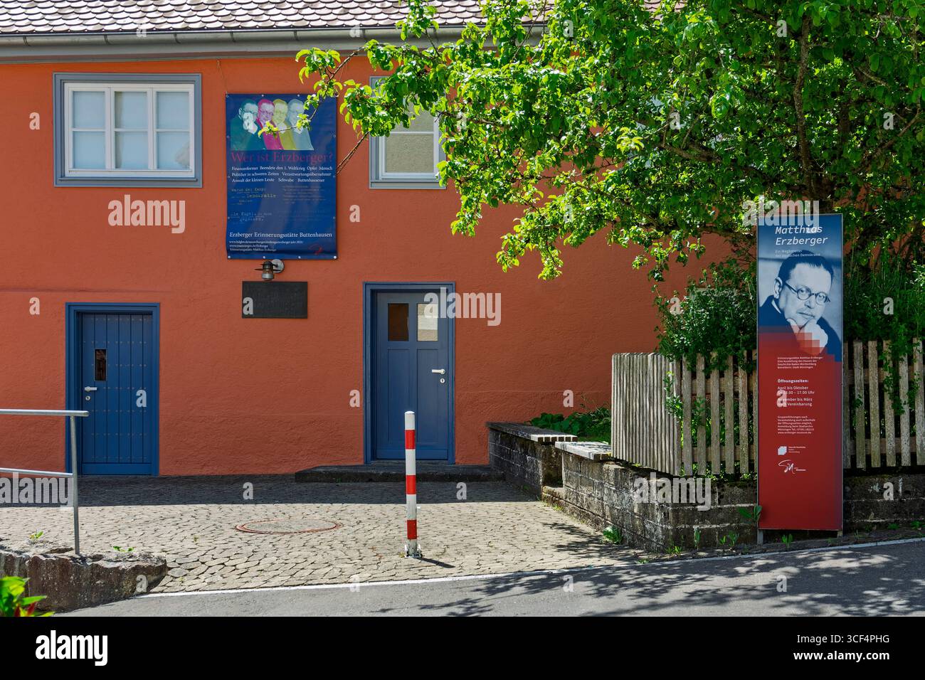 Gedenkstätte, Geburtsort von Matthias Erzberger in Münsingen - Buttenhausen. Erzberger war ein deutscher Publizist und Politiker während des Deutschen Reiches und der Weimarer Republik. Stockfoto