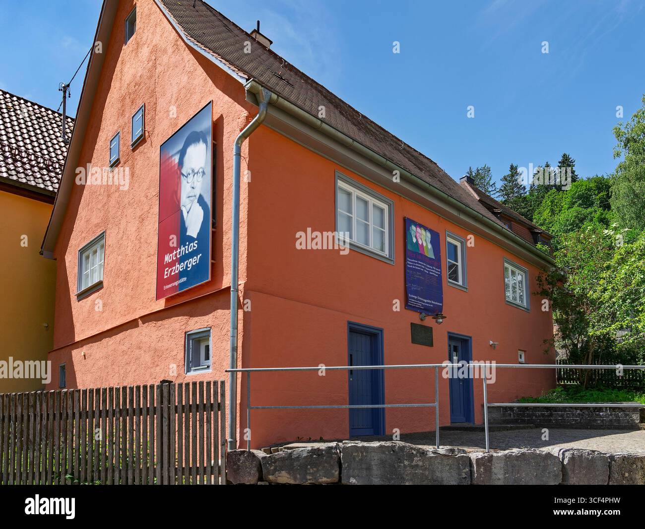 Gedenkstätte, Geburtsort von Matthias Erzberger in Münsingen - Buttenhausen. Erzberger war ein deutscher Publizist und Politiker während des Deutschen Reiches und der Weimarer Republik. Stockfoto