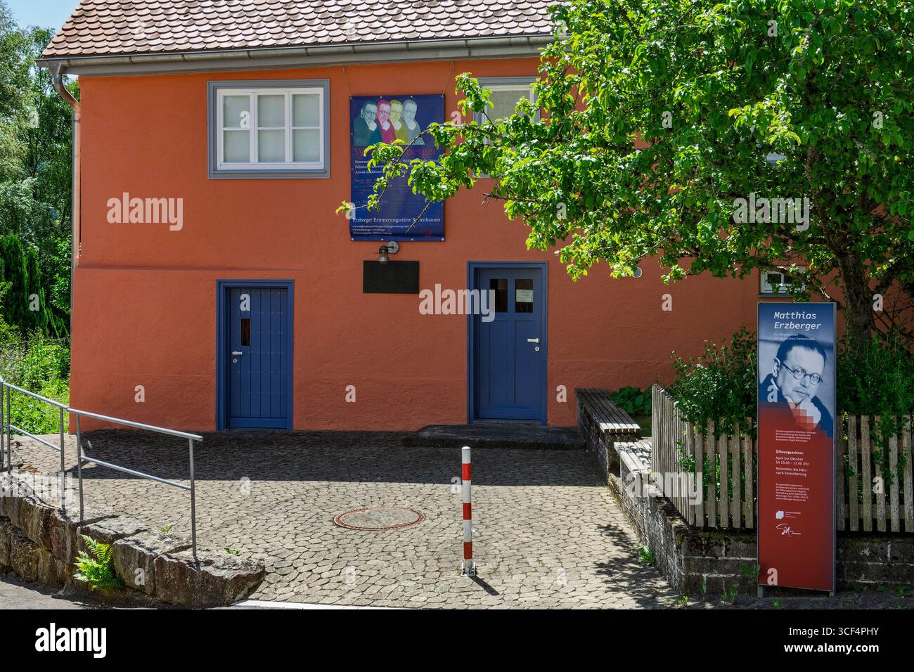 Gedenkstätte, Geburtsort von Matthias Erzberger in Münsingen - Buttenhausen. Erzberger war ein deutscher Publizist und Politiker während des Deutschen Reiches und der Weimarer Republik. Stockfoto
