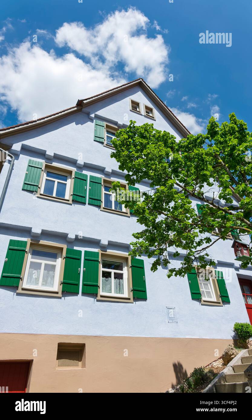 Das Haus an der Salzgasse 15 ist ein altes Münsingener Handwerks- und Bauernhaus. Das Haus wurde erstmals 1454 als „Haus und Innenhof an der Mauer vor der Zehntschäune“ erwähnt. Während des Stadtbrandes im September 1671 brannte das Haus zusammen mit dem Speicher und der Zehntschäune ab und wurde Ende des 17. Jahrhunderts wieder aufgebaut. Stockfoto