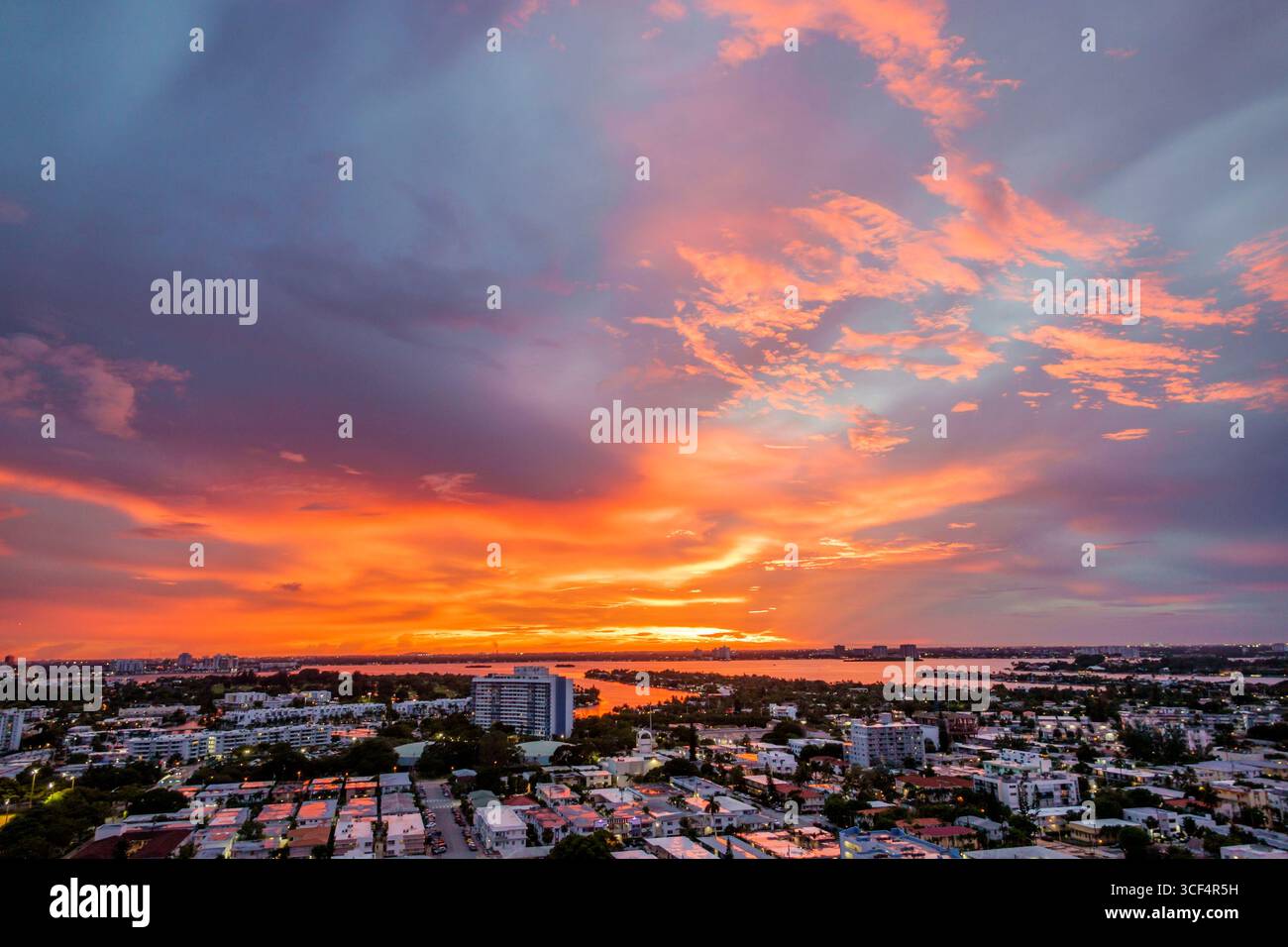 Miami Beach Florida, North Beach, Biscayne Bay, Sonnenuntergang Wolken bunt, Luftsicht von oben mit Blick nach unten, Klimawandel globale Erwärmung, dra Stockfoto