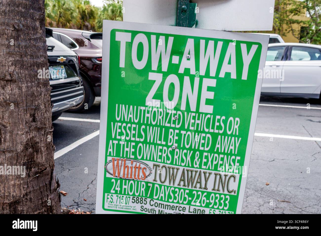 South Miami Florida, Schild für Abschleppzone, grüne weiße Schrift, Warnung zur Parkkontrolle, Firma Whitts Tow Away Inc, Privatparkplatz, Unau Stockfoto