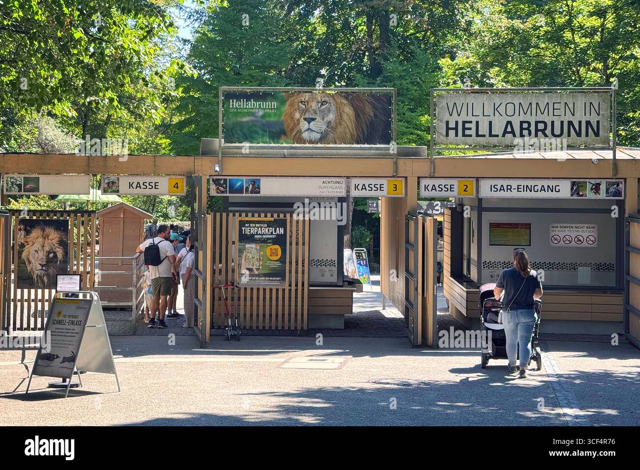 München, Deutschland. August 2025. Isar Eintritt zum Zoo Hellabrunn? Quelle: dpa/Alamy Live News Stockfoto