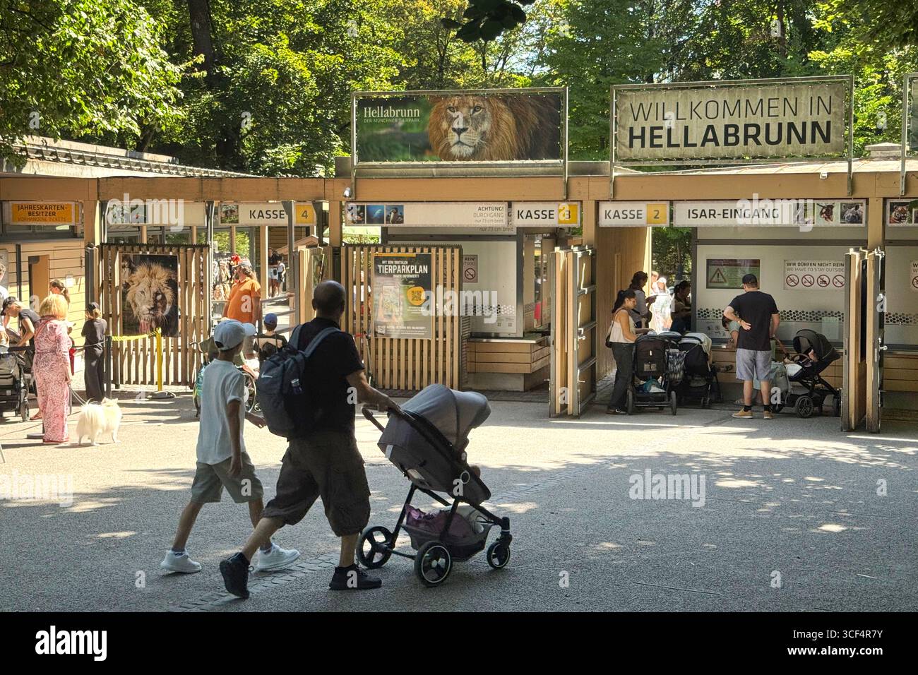 München, Deutschland. August 2025. Isar Eintritt zum Zoo Hellabrunn? Quelle: dpa/Alamy Live News Stockfoto
