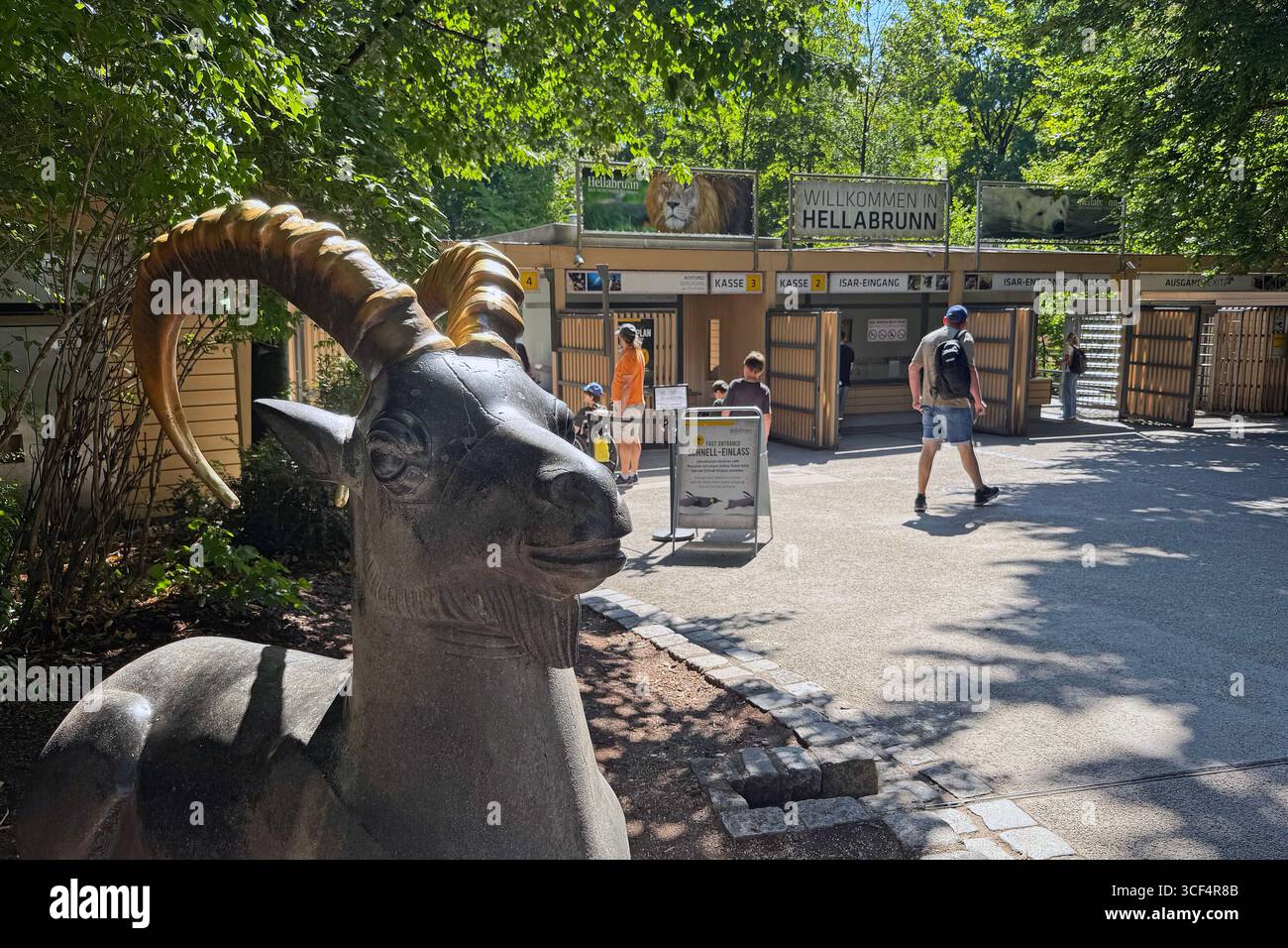 München, Deutschland. August 2025. Isar Eintritt zum Zoo Hellabrunn? Quelle: dpa/Alamy Live News Stockfoto
