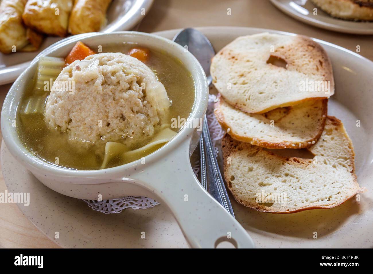 Coral Gables Miami Florida, Bagel Emporium & Grille, Café-Restaurant, jüdisches Essen, Inneneinrichtung, Matzo Ball Suppenschüssel aus der Nähe, große Matzo Ball Knödel Stockfoto