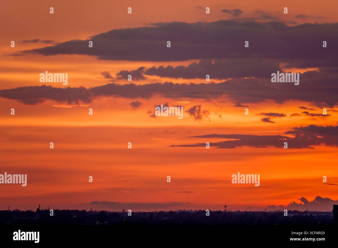 Miami Beach Florida, North Beach, Sonnenuntergang Wolken bunt, orange rot goldene Töne, dramatisches Horizontlicht, Abenddämmerung Atmosphäre, mehrschichtiges dar Stockfoto