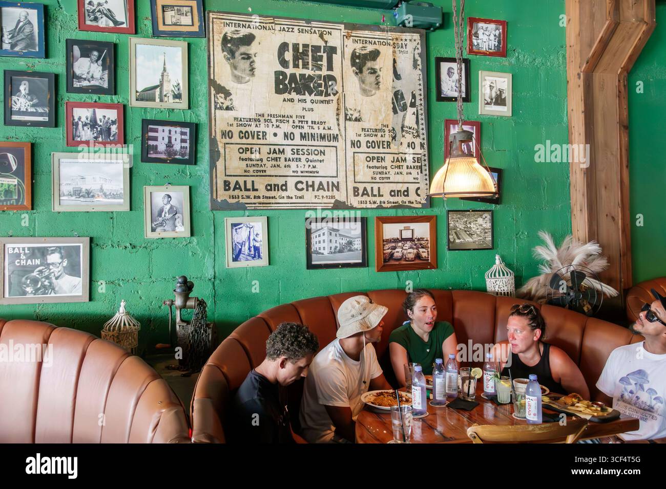 Miami Florida, Little Havana Viertel, 8th Street Calle Ocho, Viernes Culturales, Kulturfreitage, monatliche Veranstaltung, kubanische Hispanic, Ball & Chain Bar und L Stockfoto