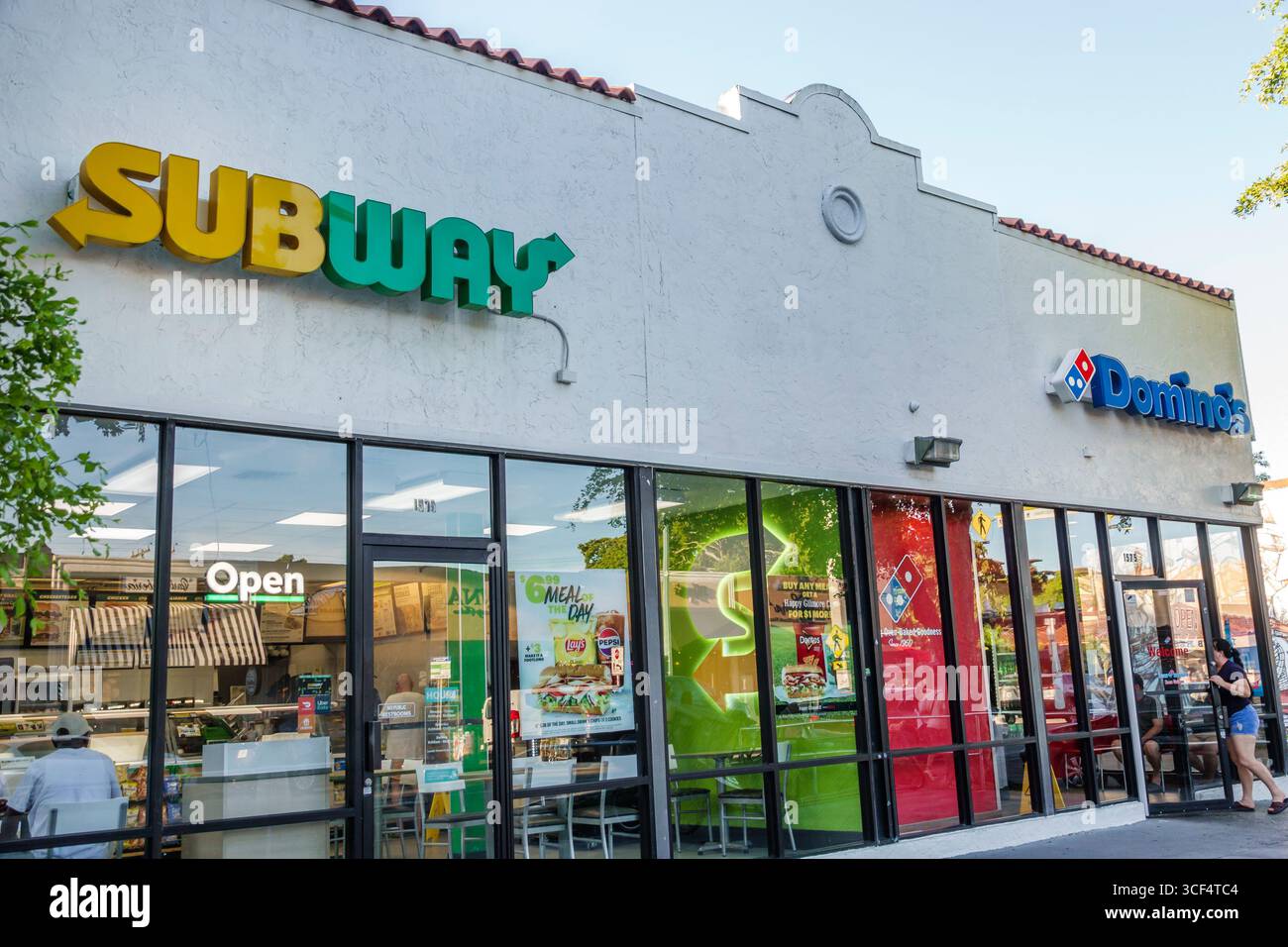 Miami Florida, Little Havana Viertel, 8th Street Calle Ocho, Viernes Culturales, Kulturfreitage, monatliche Veranstaltung, kubanische Hispanic, Subway Sandwich Shop D Stockfoto