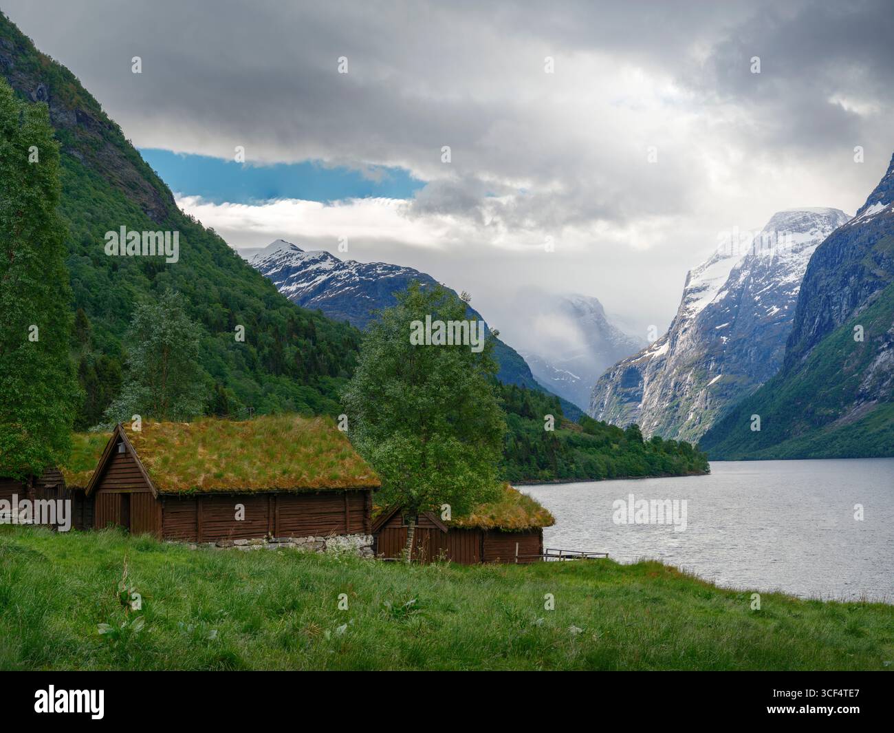 Traditioneller Bauernhof am Ufer des Lake Lovatnet in der Provinz Vestland in Norwegen Stockfoto