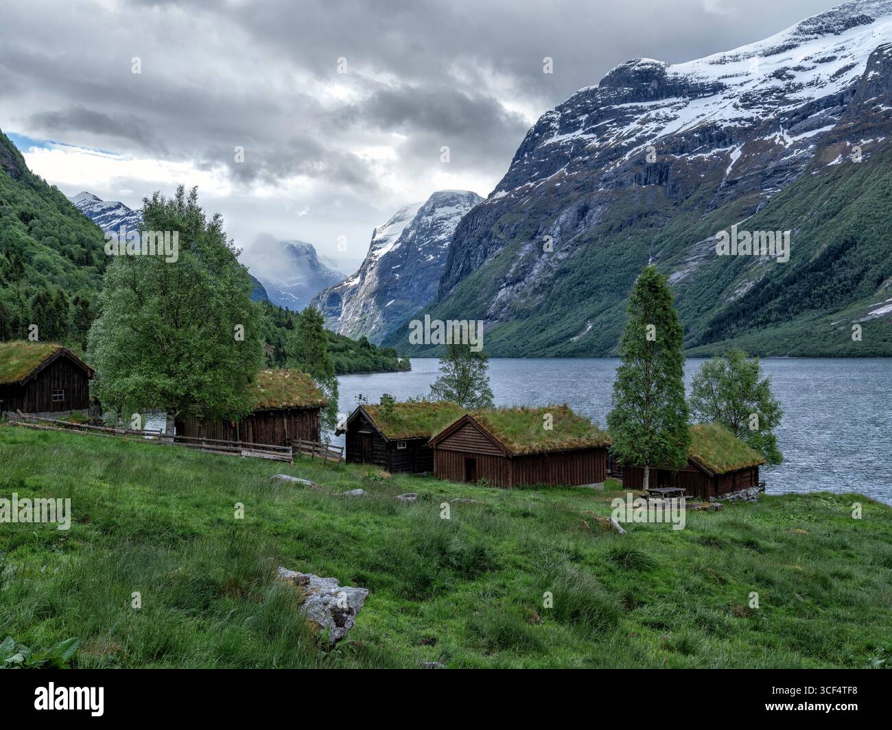 Traditioneller Bauernhof am Ufer des Lake Lovatnet in der Provinz Vestland in Norwegen Stockfoto