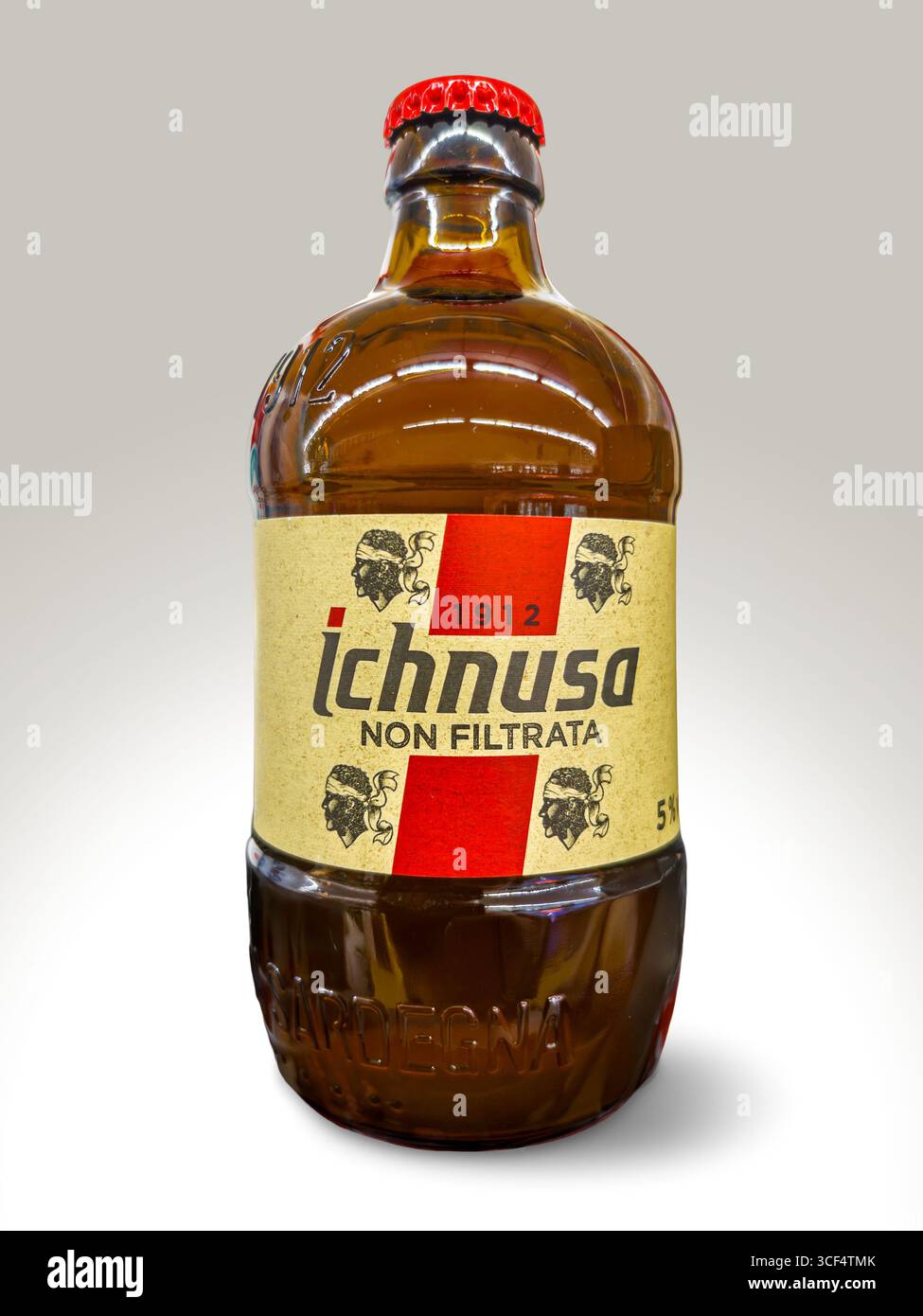 Heineken Ichnusa von Sardegna ungefilterte Bierflasche auf grauem Hintergrund Stockfoto