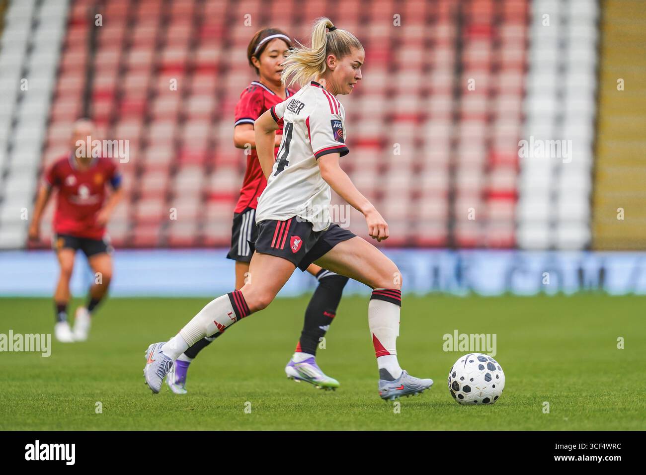 LEIGH, ENGLAND - 20. August: Marie Hobinger von Liverpool FC während des Freundschaftsspiels zwischen Manchester United Women und Liverpool FC Women im Leigh Sports Village am 20. August 2025 in Leigh, England. (Foto: James Giblin) Stockfoto
