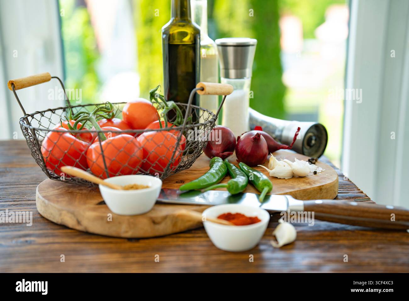 Frische Zutaten für Marinaden und Saucen. Zubereitung von Salaten und scharfen Saucen zum Grillen. Stockfoto