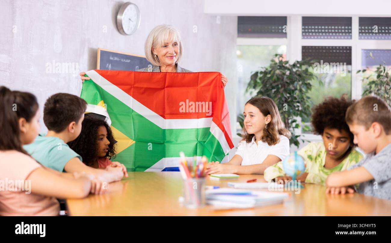 Eine reife Lehrerin erzählt den Schülern die Geschichte Südafrikas Stockfoto
