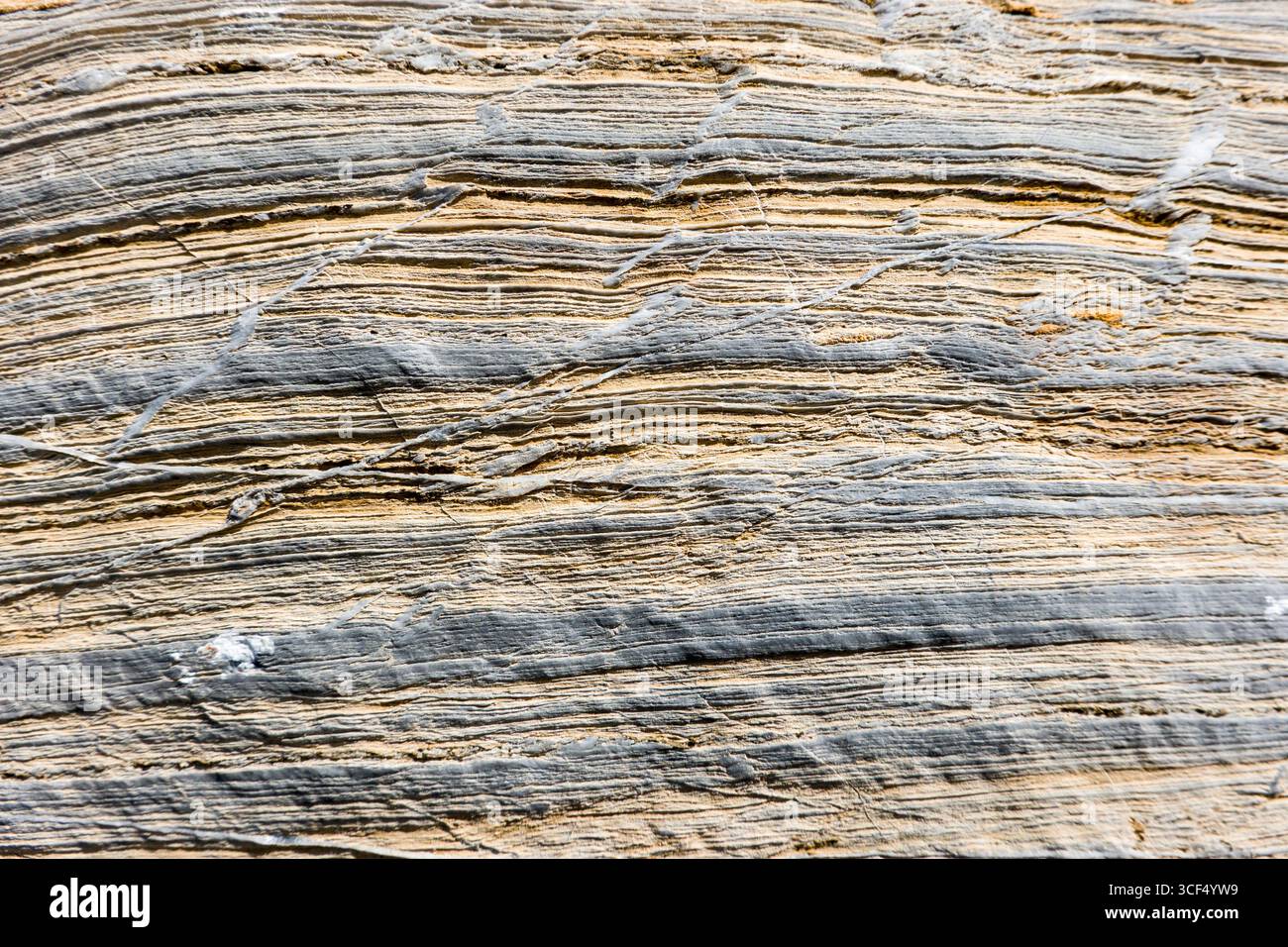 Verschiedene farbige Schichten eines Natursteins Stockfoto