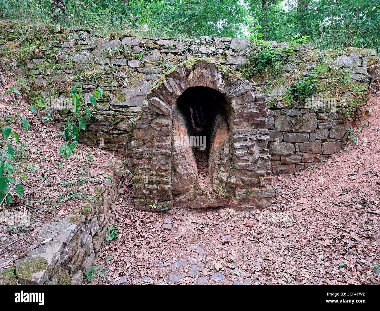 Aufschluss des Römischen Kanals mit einer dicken Schicht aus Sinterkalk - der Kanal verlief von der Eifel nach Köln, Nordrhein-Westfalen, Deutschland, Euskirchen-Kreuzweingarten Stockfoto