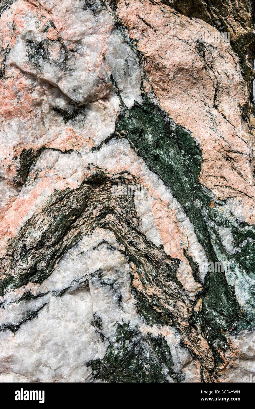 Verschiedene farbige Schichten eines Natursteins Stockfoto