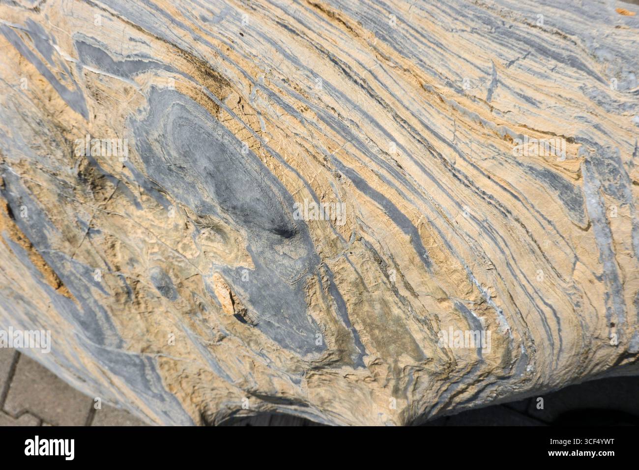 Verschiedene farbige Schichten eines Natursteins Stockfoto