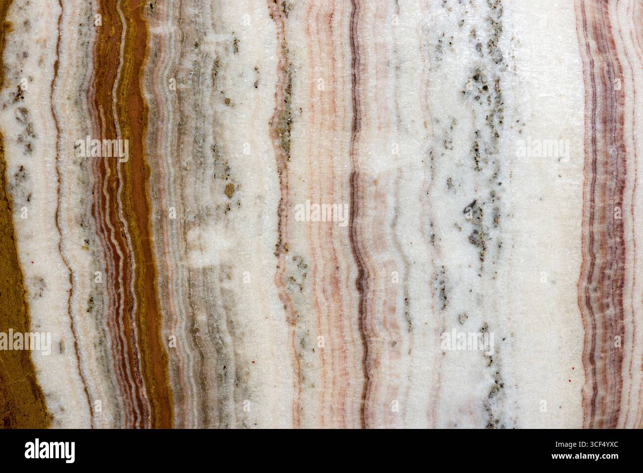 Verschiedene farbige Schichten eines Natursteins Stockfoto