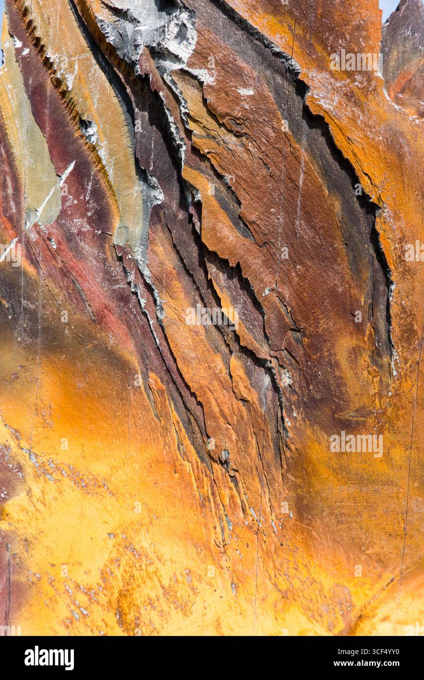 Verschiedene farbige Schichten eines Natursteins Stockfoto