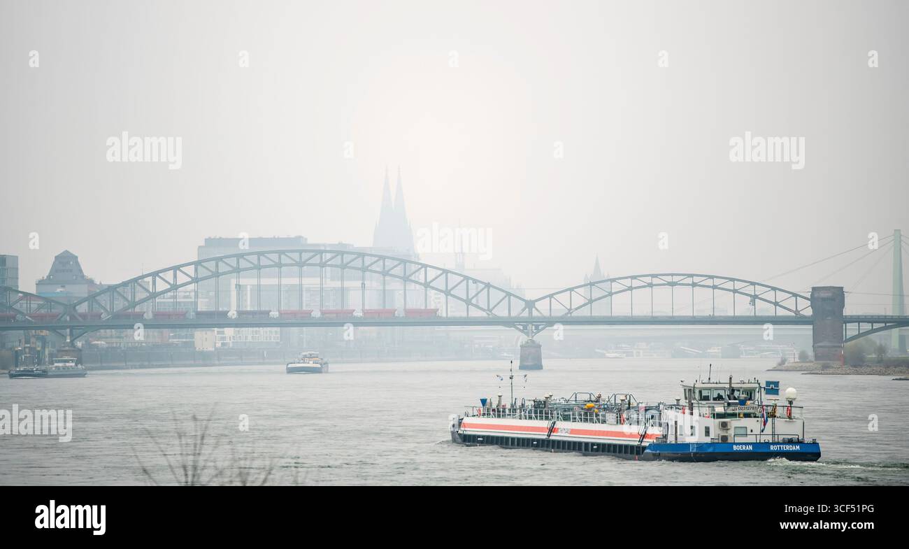 Oberländer Werft mit Blick auf Köln im Dunst Stockfoto