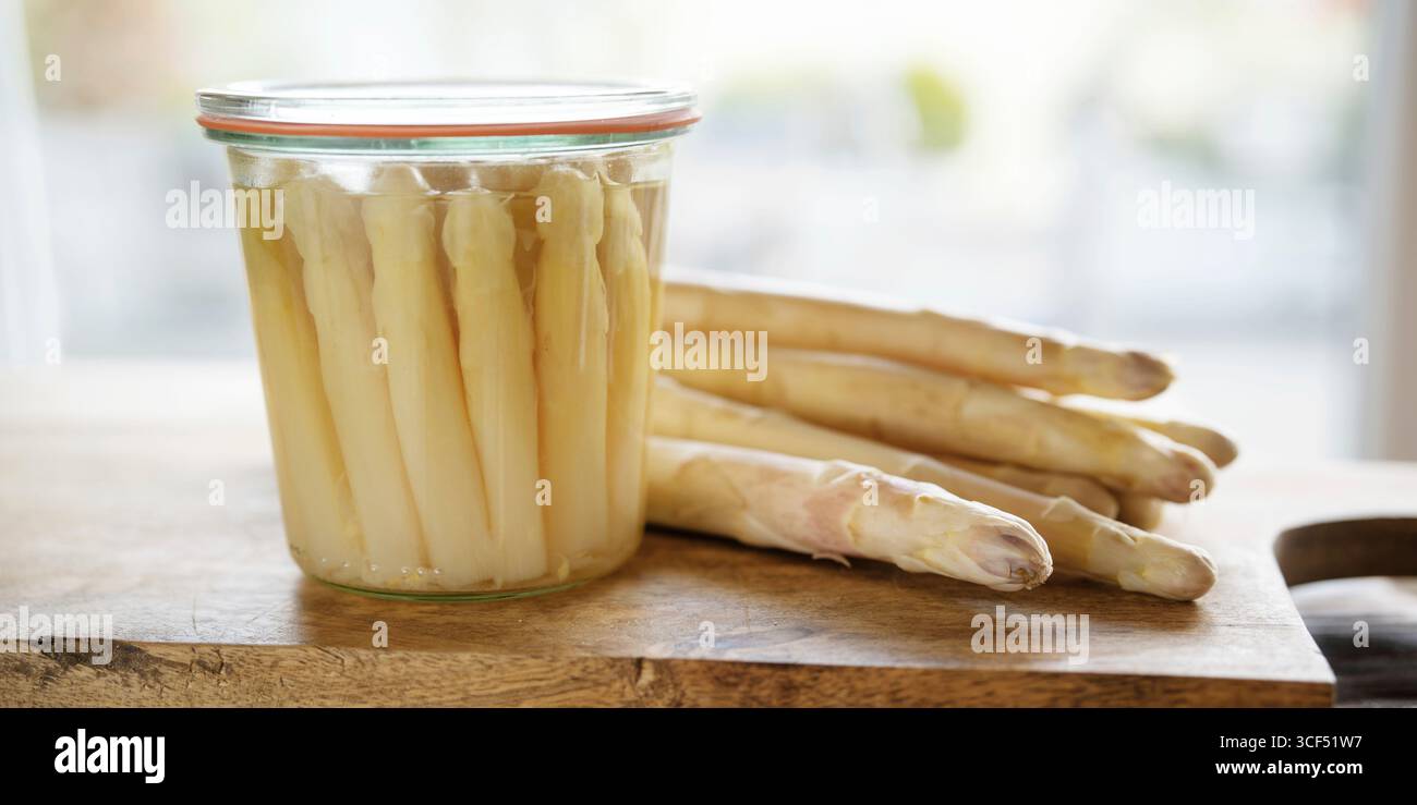 Frisch konservierter weißer Spargel in einem einmauerglas. Horizontale Food-fotografie für eine gesunde Ernährung. Hintergrund mit Leerzeichen für Text. Stockfoto