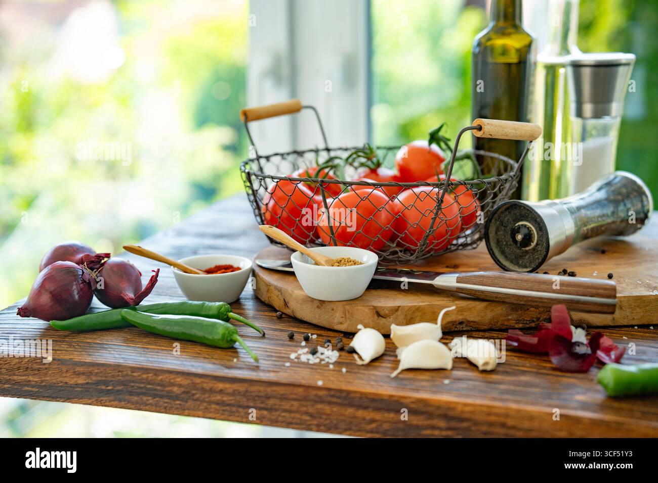 Frische Zutaten für Marinaden und Saucen. Zubereitung von Salaten und scharfen Saucen zum Grillen. Leckere Beilagen für Fleisch und Gemüse. Küchenszene. Stockfoto