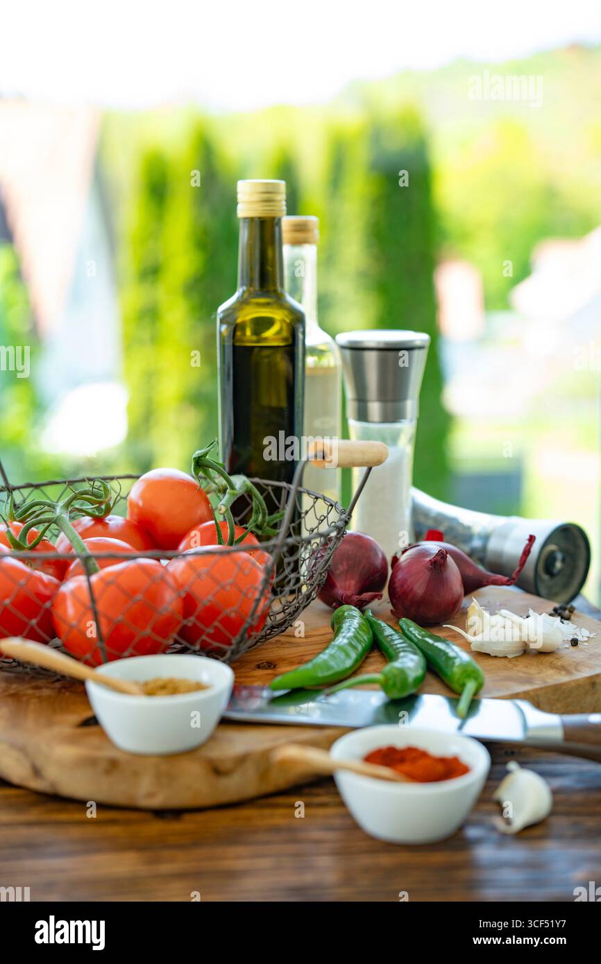 Frische Zutaten für Marinaden und Saucen. Zubereitung von Salaten und scharfen Saucen zum Grillen. Leckere Beilagen für Fleisch und Gemüse. Vertikale Küchenszene. Stockfoto