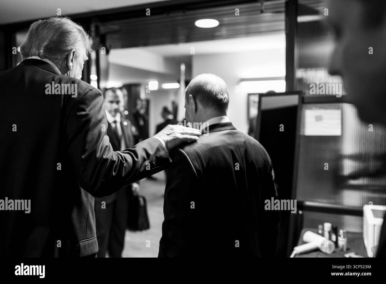 Anchorage, Vereinigte Staaten von Amerika. August 2025. US-Präsident Donald Trump, links, spricht mit dem russischen Präsidenten Wladimir Putin, rechts, nach einer gemeinsamen Presseerklärung auf der Joint Base Elmendorf Richardson, 15. August, in Anchorage, Alaska. Trump lädt Putin zu Gesprächen ein, um den russischen Krieg in der Ukraine zu beenden. Quelle: Daniel Torok/White House Photo/Alamy Live News Stockfoto