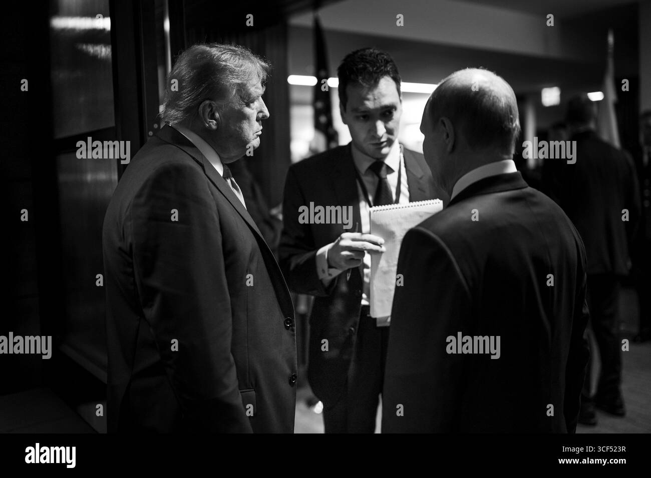 Anchorage, Vereinigte Staaten von Amerika. August 2025. US-Präsident Donald Trump, links, spricht mit dem russischen Präsidenten Wladimir Putin, rechts, durch einen nicht identifizierten Dolmetscher, Center, nach einer gemeinsamen Pressemitteilung auf der Joint Base Elmendorf Richardson, 15. August, in Anchorage, Alaska. Trump lädt Putin zu Gesprächen ein, um den russischen Krieg in der Ukraine zu beenden. Quelle: Daniel Torok/White House Photo/Alamy Live News Stockfoto