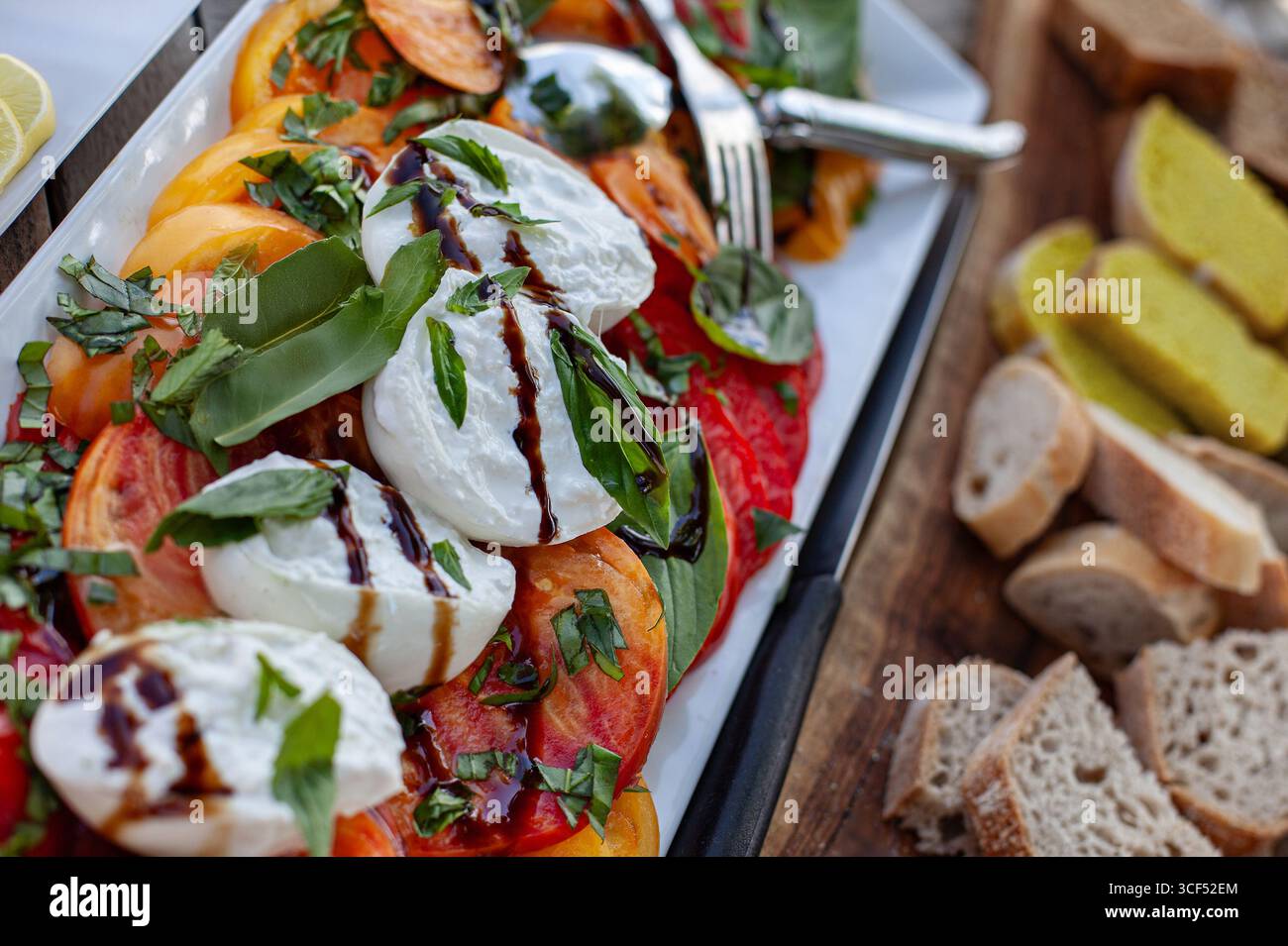 Tomatensalat und Mozzarella am Buffet Stockfoto
