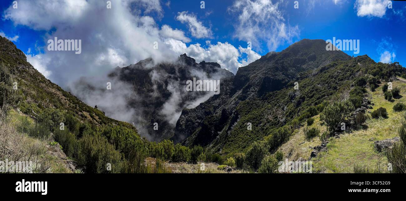 Berglandschaft am Pico Ruivo auf Madeira am Abend. Stockfoto