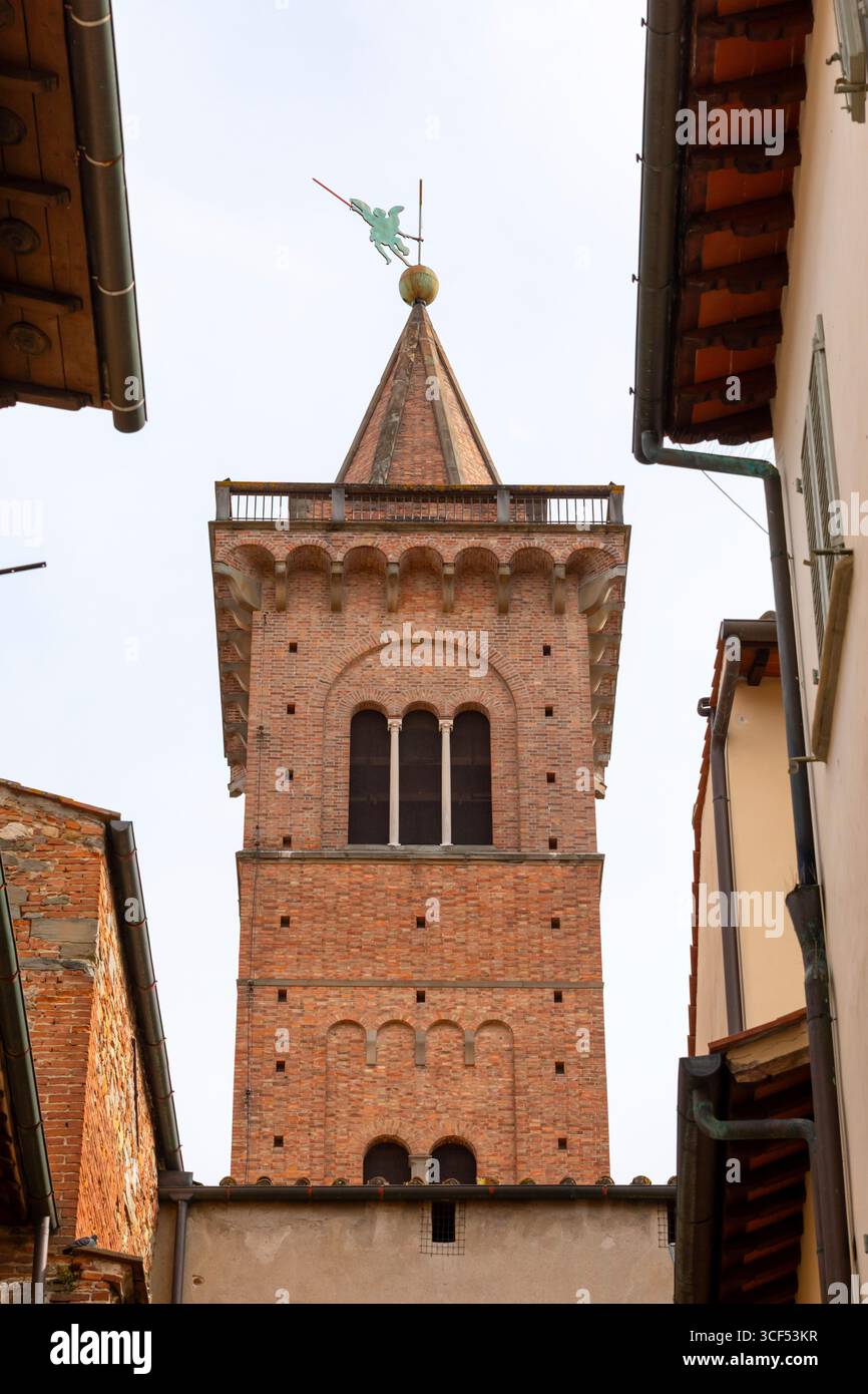 Das imposante Campanile di Empoli, entworfen von Luigi Livi, erhebt sich vor einem klaren Himmel, mit einer Ziegelfassade und einer unverwechselbaren Wetterfahne, die das toskanische Architekturerbe verkörpert Stockfoto