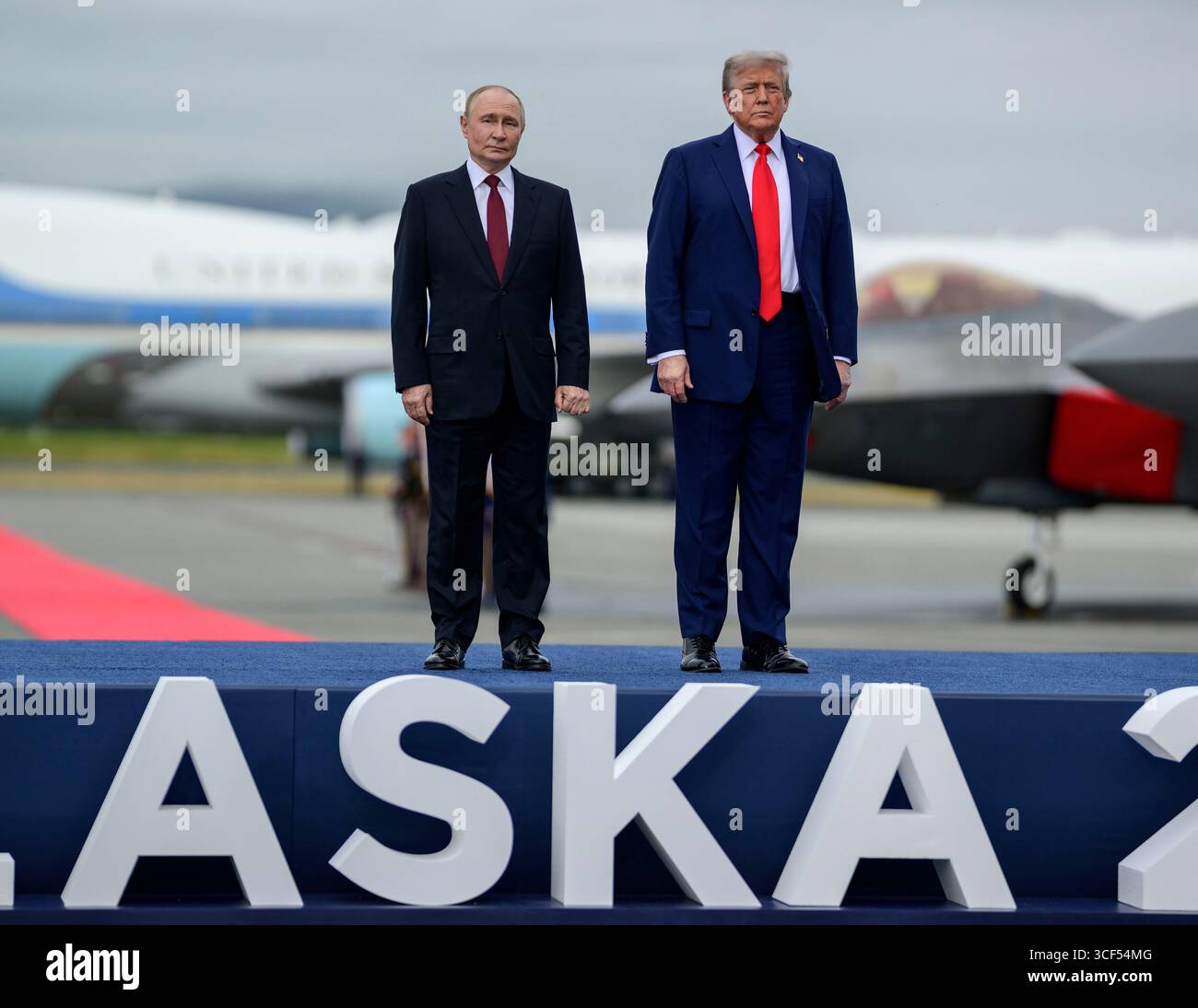 Anchorage, Vereinigte Staaten von Amerika. August 2025. US-Präsident Donald Trump posiert rechts mit dem russischen Präsidenten Wladimir Putin, links, während der Ankunftszeremonie auf der Joint Base Elmendorf Richardson am 15. August in Anchorage, Alaska. Trump lädt Putin zu Gesprächen ein, um den russischen Krieg in der Ukraine zu beenden. Quelle: Daniel Torok/White House Photo/Alamy Live News Stockfoto