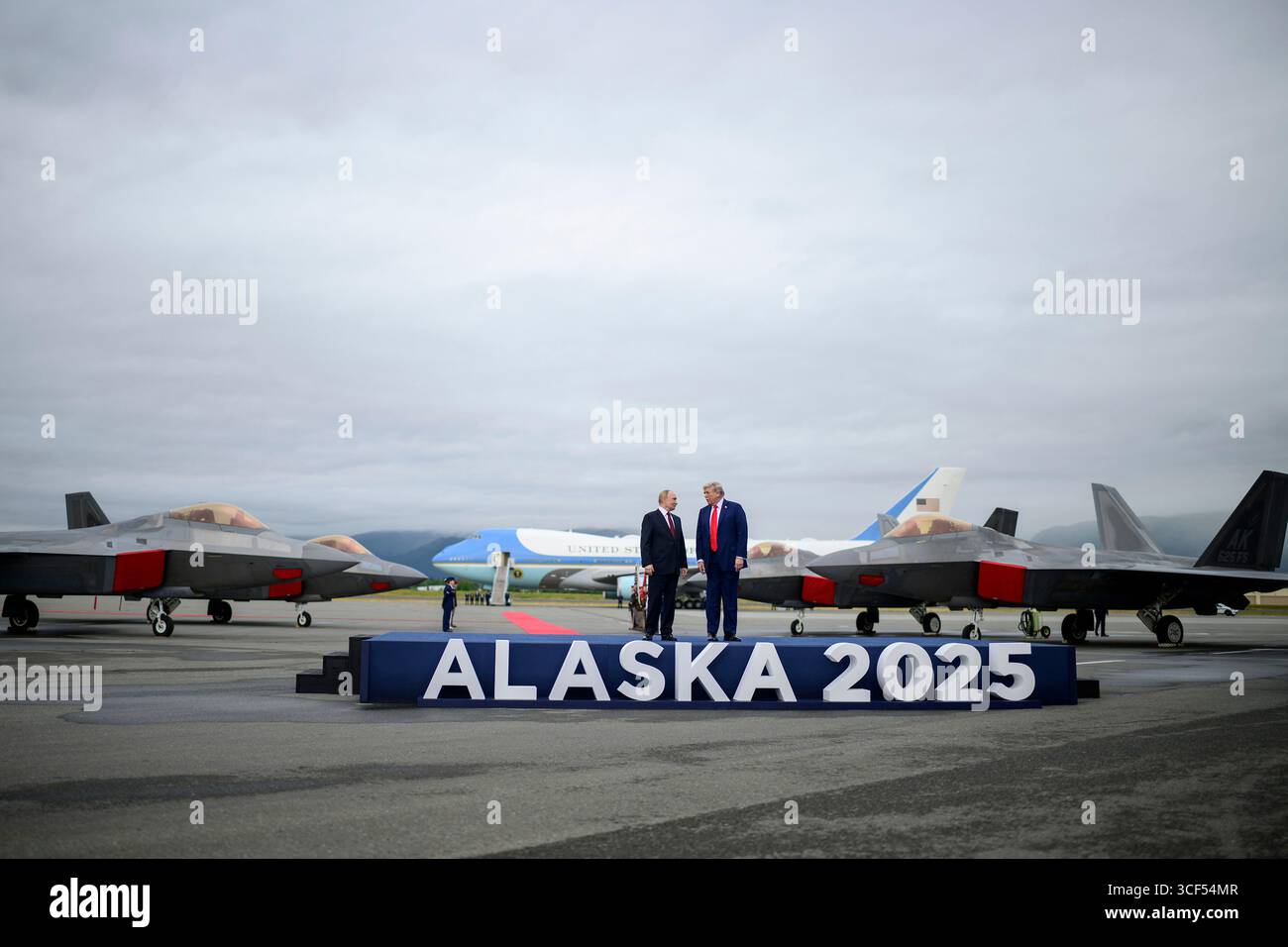 Anchorage, Vereinigte Staaten von Amerika. August 2025. US-Präsident Donald Trump, rechts, spricht mit dem russischen Präsidenten Wladimir Putin, links, während der Ankunftszeremonie auf der Joint Base Elmendorf Richardson am 15. August in Anchorage, Alaska. Trump lädt Putin zu Gesprächen ein, um den russischen Krieg in der Ukraine zu beenden. Quelle: Daniel Torok/White House Photo/Alamy Live News Stockfoto