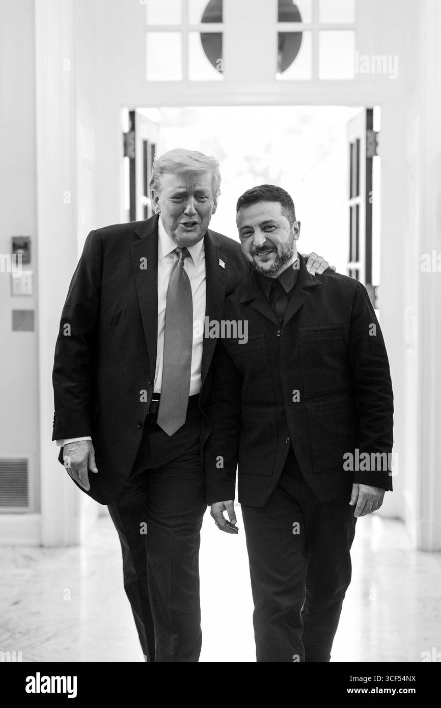 Washington, Usa. August 2025. US-Präsident Donald Trump, links, eskortiert den ukrainischen Präsidenten Wolodymyr Zelenskyy, rechts, bei der Ankunft am Eingang des Weißen Hauses im Westflügel, 18. August 2025 in Washington, D.C. Credit: Daniel Torok/White House Photo/Alamy Live News Stockfoto