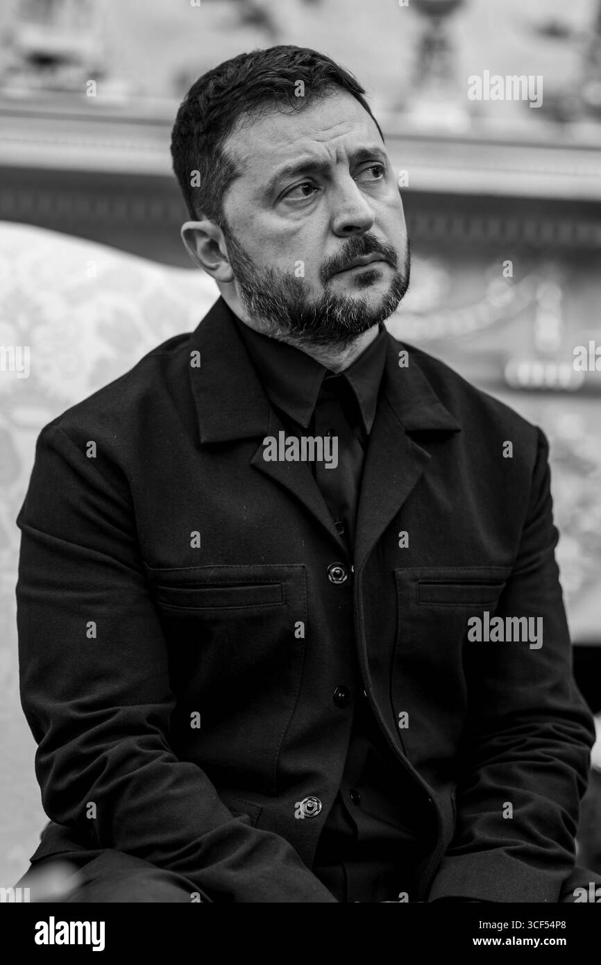 Washington, Usa. August 2025. Der ukrainische Präsident Wolodymyr Zelenskyj hört eine Frage aus den Medien, bevor ein bilaterales Treffen, das von US-Präsident Donald Trump im Oval Office des Weißen Hauses am 18. August 2025 in Washington, D.C. veranstaltet wurde, beginnt. Quelle: Daniel Torok/White House Photo/Alamy Live News Stockfoto