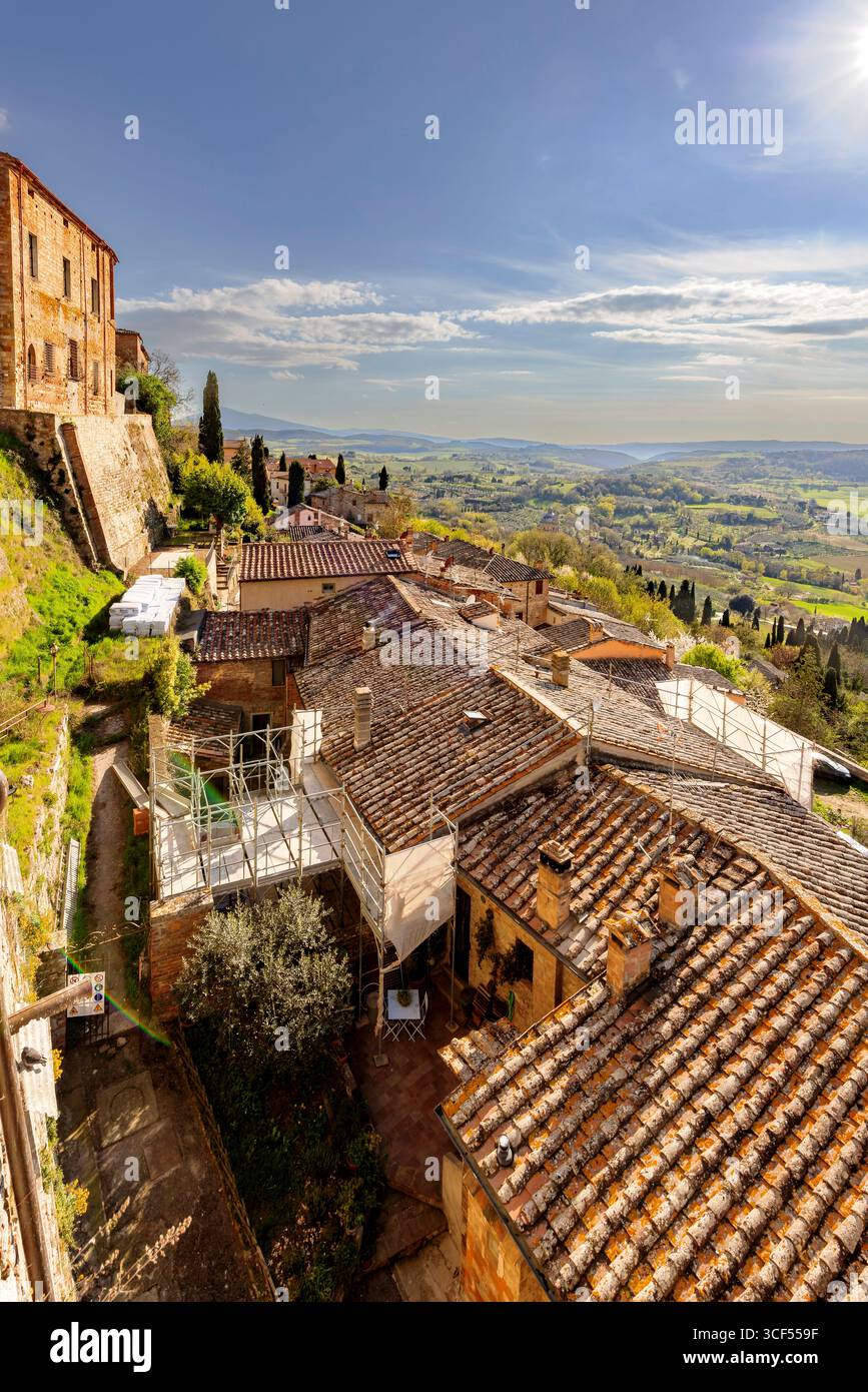Blick von der Altstadt von Montepulciano in die Landschaft des Val d Orcia, Toskana, Italien. Stockfoto