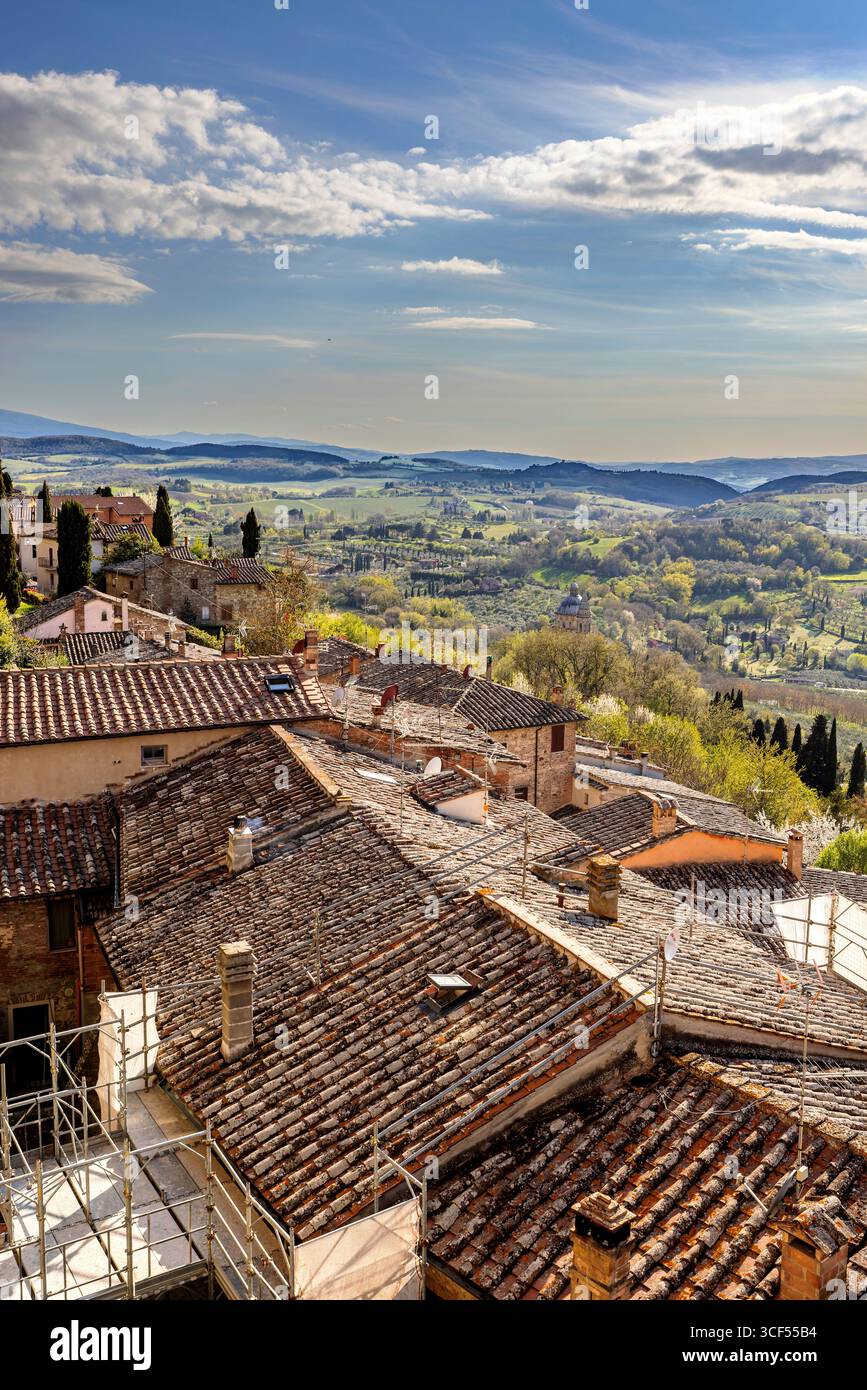 Blick von der Altstadt von Montepulciano in die Landschaft des Val d Orcia, Toskana, Italien. Stockfoto
