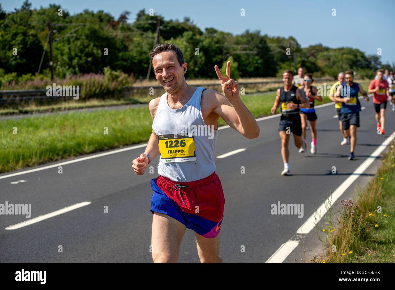 Filippo Fontanelli, Läufer Nr. 1226 winkte er zur Kamera, während er am schottischen Halbmarathon 2025 in Schottland teilnahm. Stockfoto