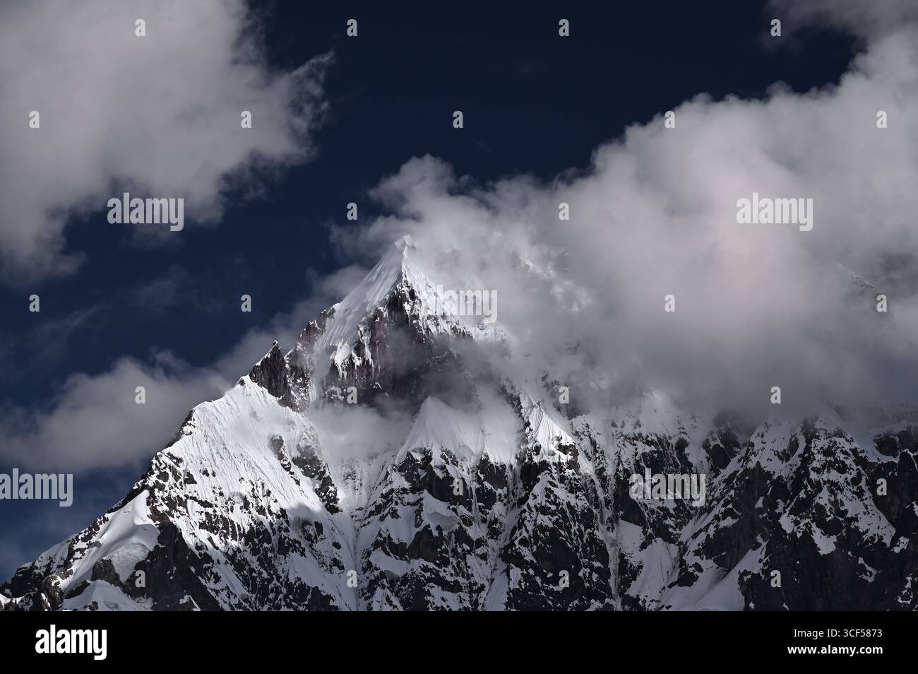 Schneebedeckte Berge und Wolken in der Vilcanota-Gebirgskette. Pacchanta, Cusco, Peru Stockfoto