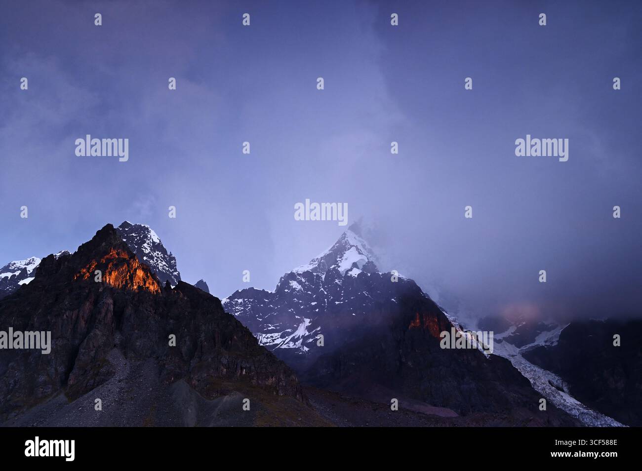 Sonnenuntergang auf dem Ausangate-Berg in der Vilcanota-Bergkette. Pacchanta, Cusco, Peru Stockfoto